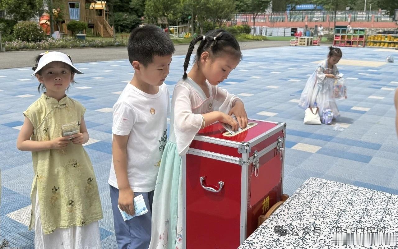 沧浪童趣暖六一公益义卖传温情市民政局、市慈善总会联合市明珠路幼儿园开展公益义