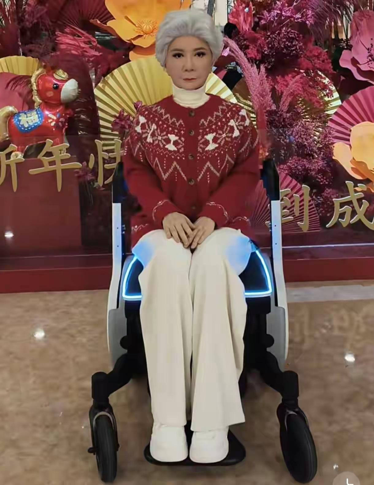 昨晚看到蔡明推着“另一个自己”出场，我第一反应是：这道具太牛了，肯定是真人反