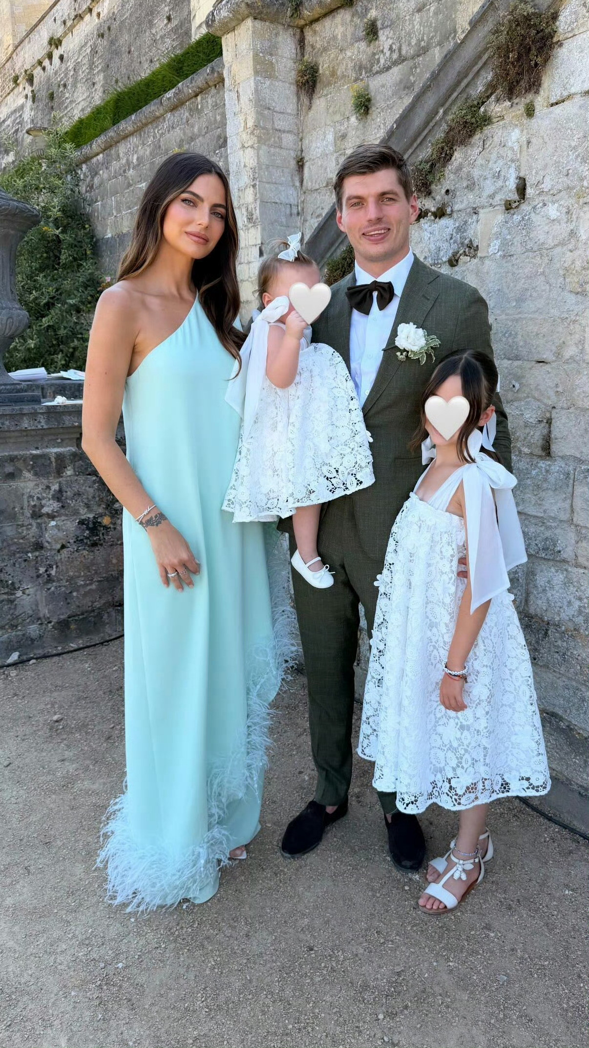 一家三口🆚一家四口，F1车手们幸福的假期～维斯塔潘一家合体参加妹妹婚礼汉密尔顿