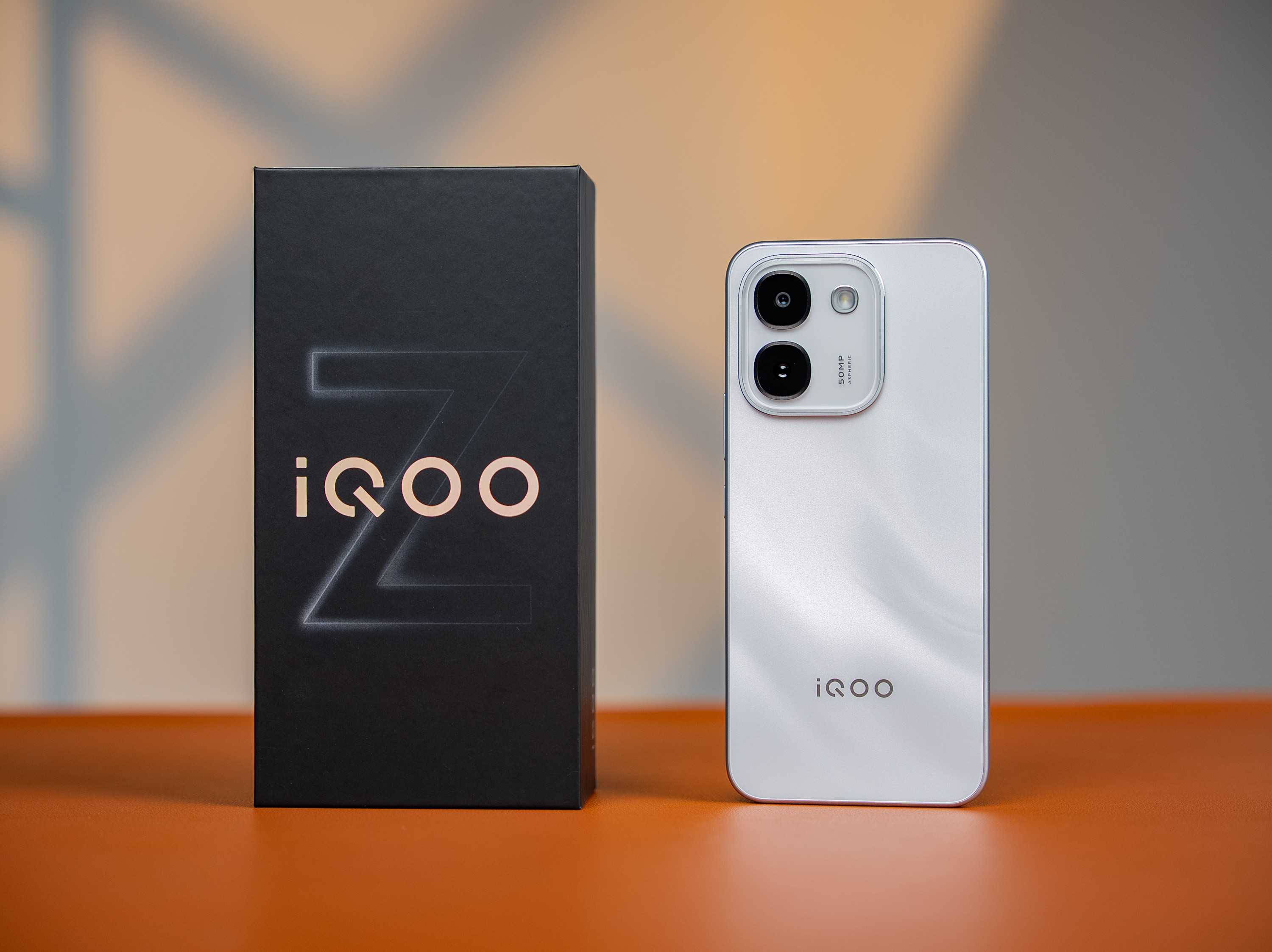 iQOOZ11S雪屿白这个配色看着干净清爽，磨砂后盖质感细腻，光影下自带淡淡的