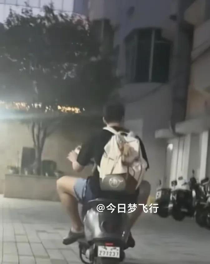 入乡随俗，广东队新生陈家政的小电驴已经配上！今天早上去上训，陈家政还是坐在队友