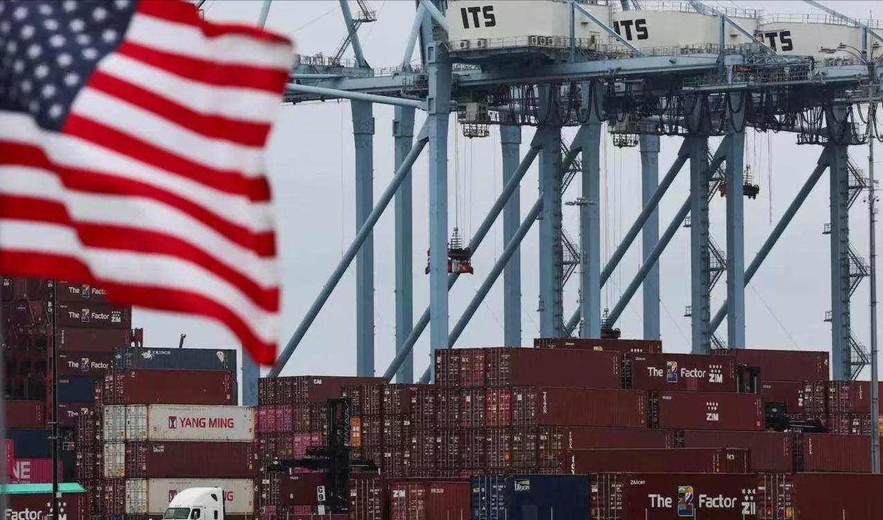 根据国际货币基金组织预测美国的经济总量，一下子从30万亿干到了23万亿，跌了23