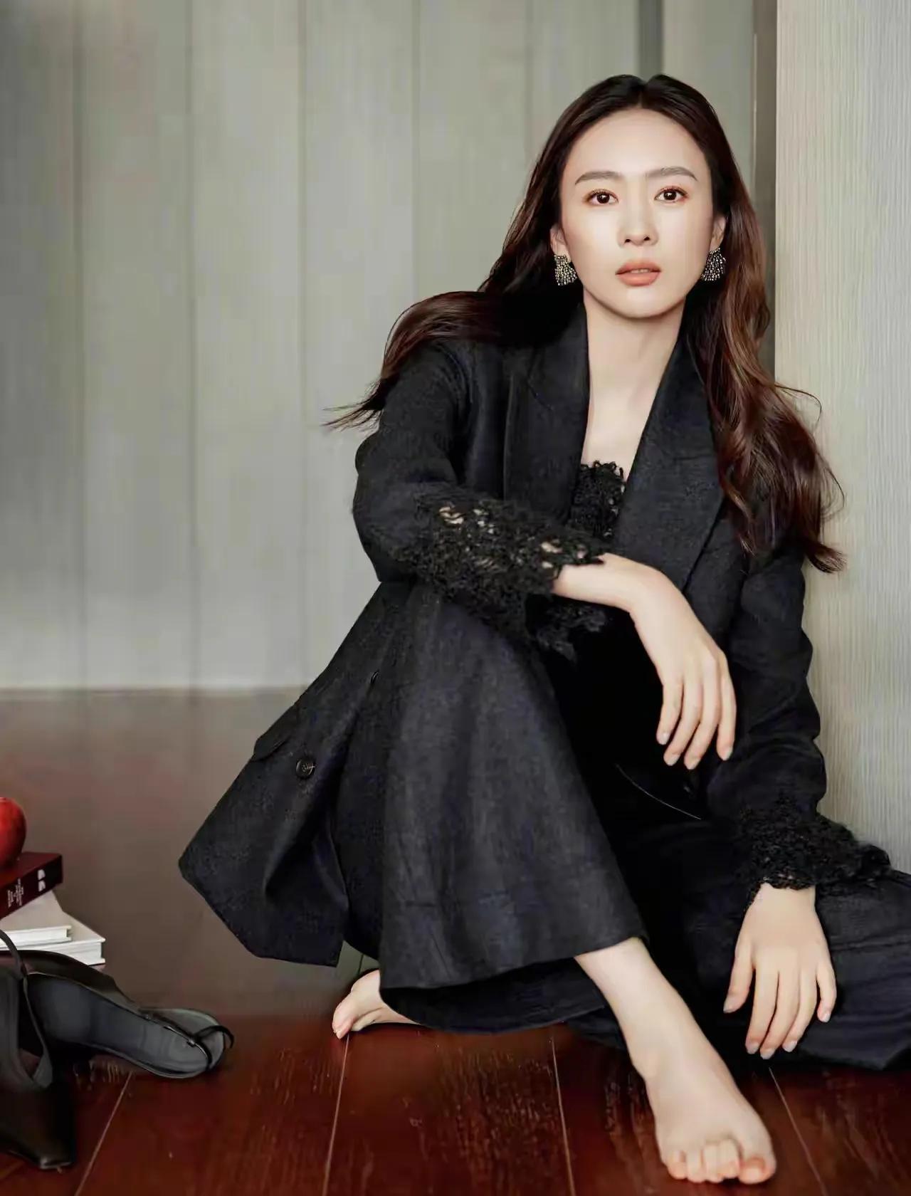 在电影明星中，童谣长得也挺美的，主要是耐看。都40多岁中年女人了，看上去像20岁