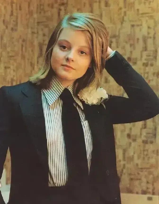 朱迪·福斯特十四岁拍《出租车司机》，演雏妓，镜头里她嚼口香糖问德尼罗“你来救我？