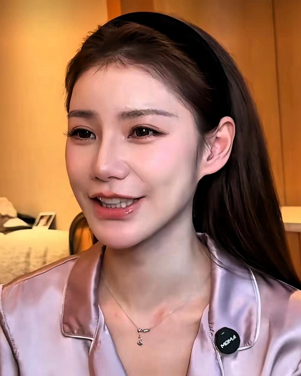 很多人只看到宝妈镜头前从容温和的模样，却忽略她们背后连喘息机会都很少的日常。马筱