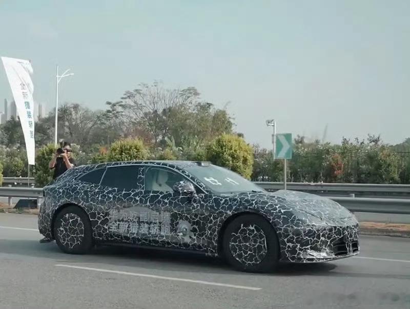 启境首款车型测试谍照曝光，是一款猎装轿跑，车头挺长的。最后一张是网友做的假想图，