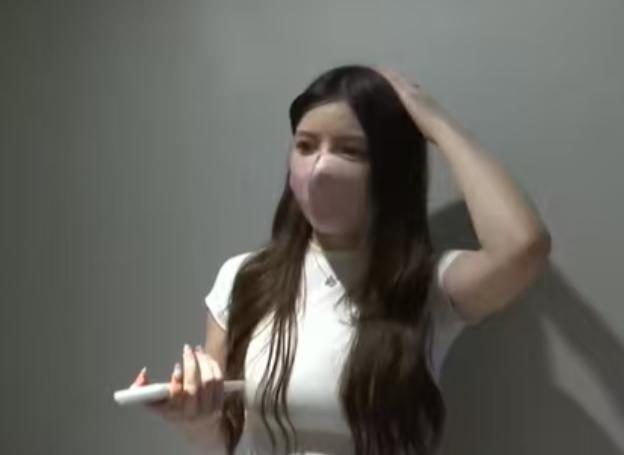 浙江杭州，一个小伙子相中了一位妙龄女子，并在深更半夜摸到女方家门口，他既不敲门捣