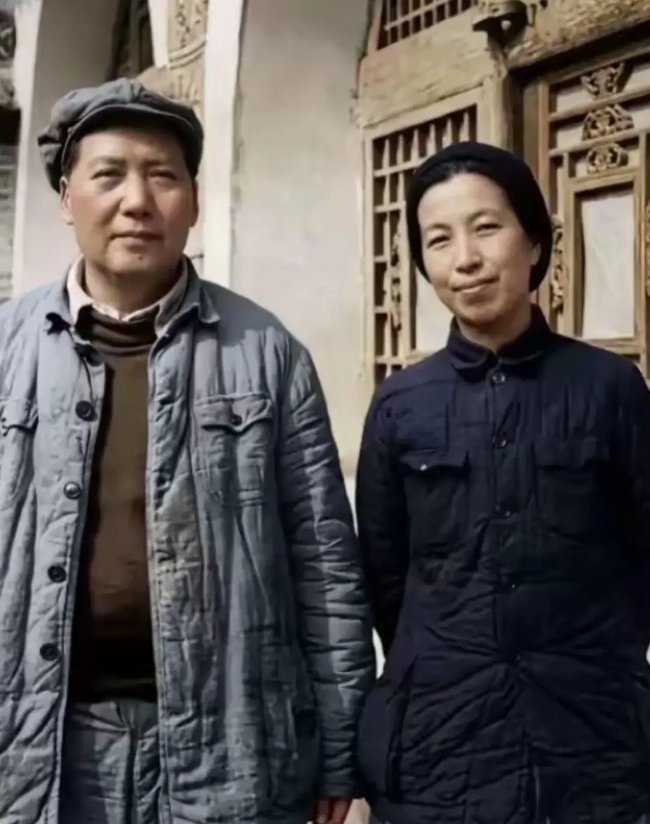 毛主席在延安时的留影，虽然是粗布棉衣，但非常整洁干净