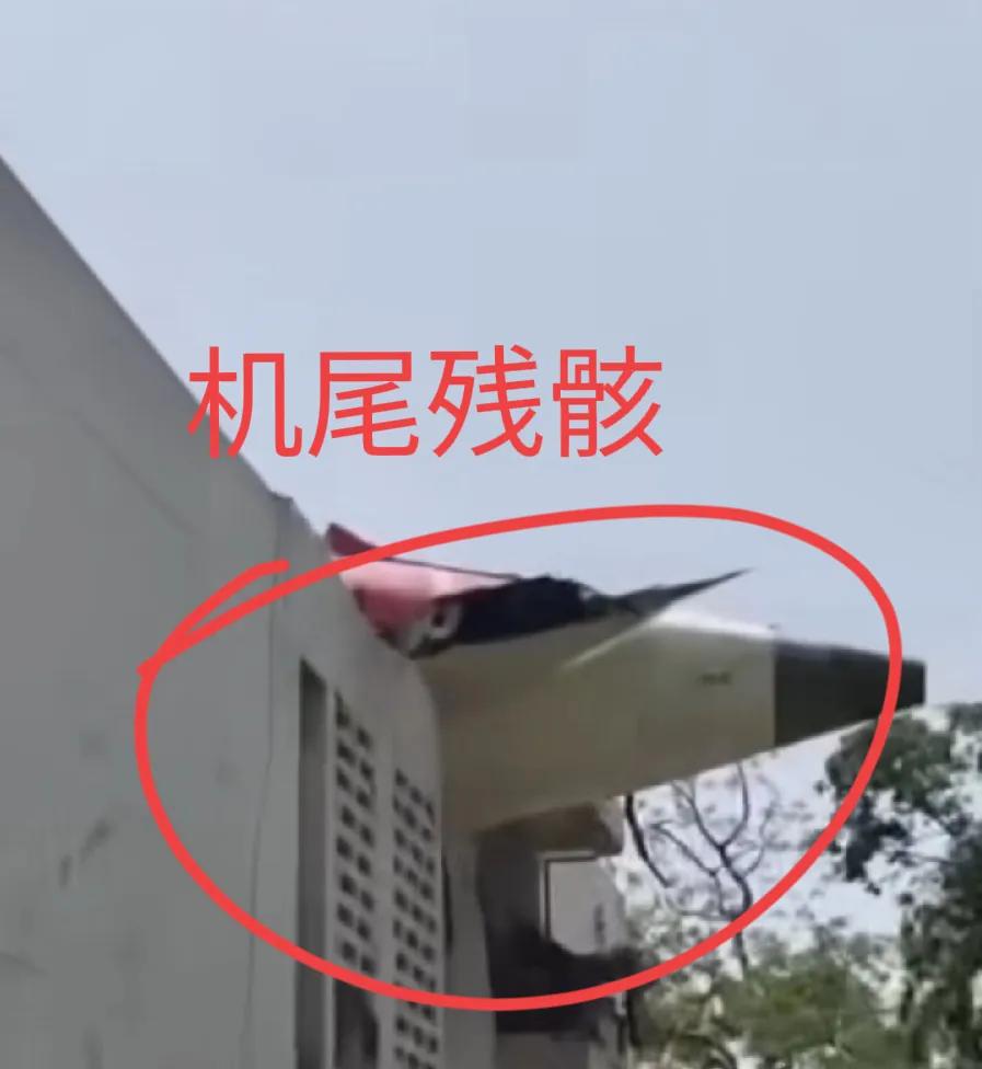印度客机坠毁、救援现场，砸在了居民区，起火后，大部分机身，烧成了一堆废墟，机尾最