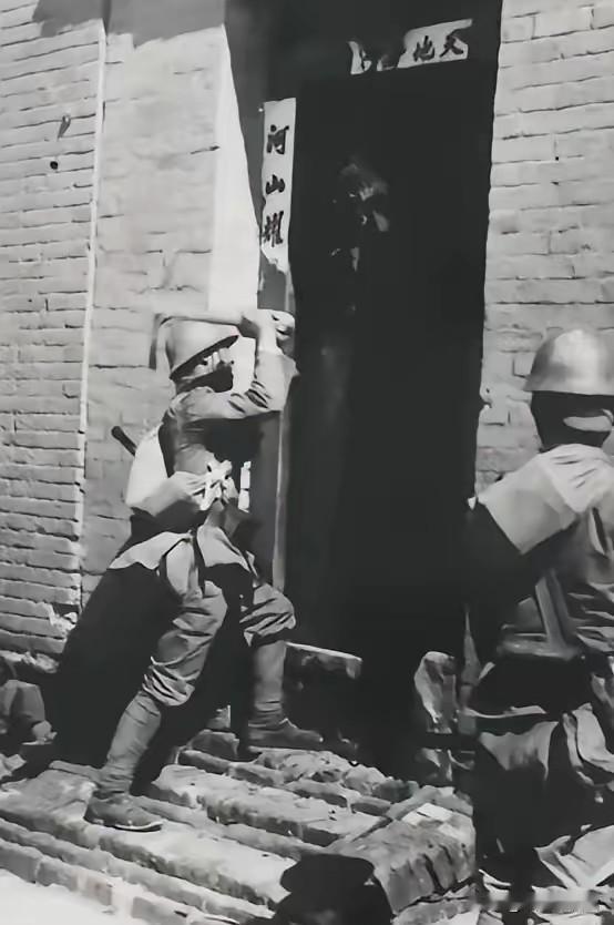 1942年，山东乐陵，八路军科长于志洪和战士小周过敌人关卡，忽听伪军叫：“抓八路