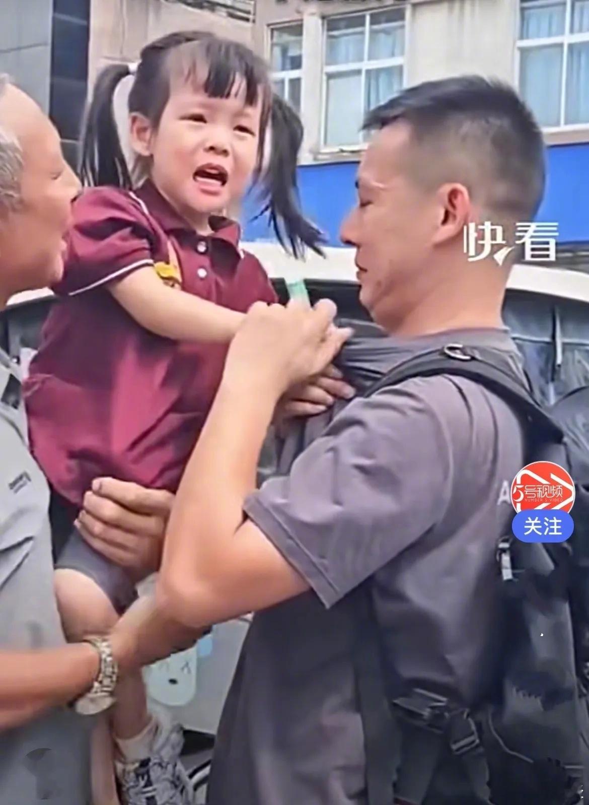 近日，河南一位军人爸爸短暂的假期结束，即将收拾行囊返回部队。才3岁半的小女儿似乎