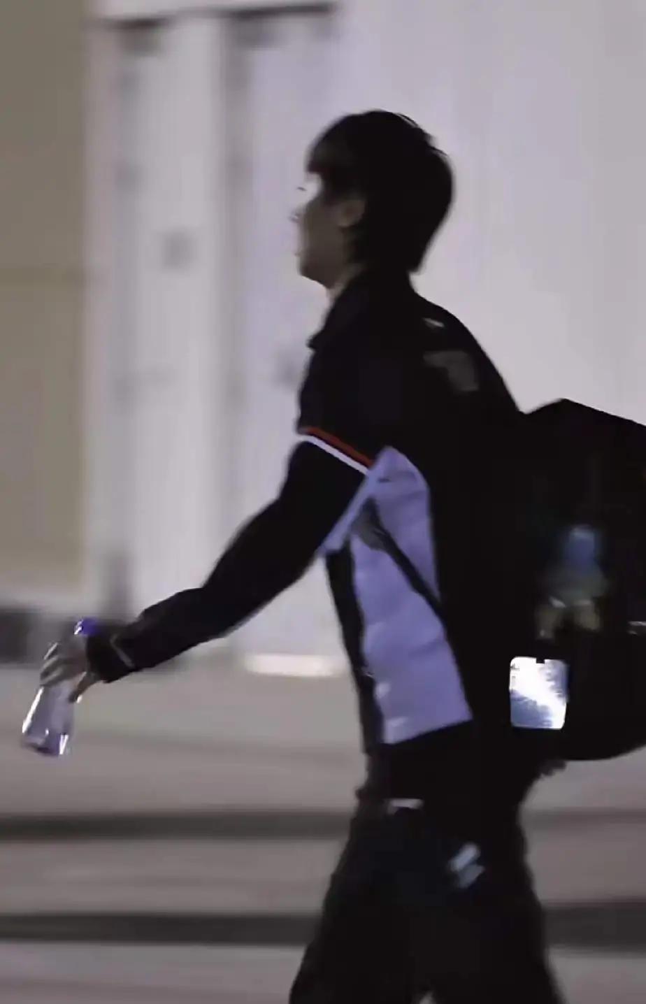 很多人觉得，世界冠军嘛，生活肯定跟咱们普通人不一样，处处都得讲究可你看看王曼昱