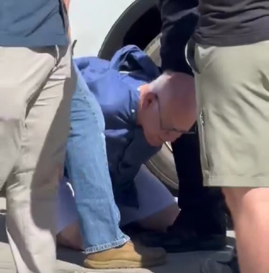 更正：警方已确认枪击事件后被拘留的那人并非枪手。第一时间认错了。美国知名保守