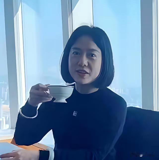 杨振宁离世不到1个月，看翁帆正在做的，原来她不是我们想的那样她依旧保持着往