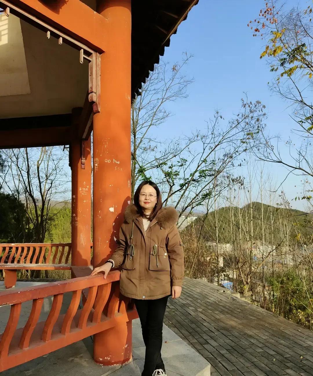 我刷到有人480块拿下派克服，立刻点进去看。去年同款我花一千二，心口滴血。博