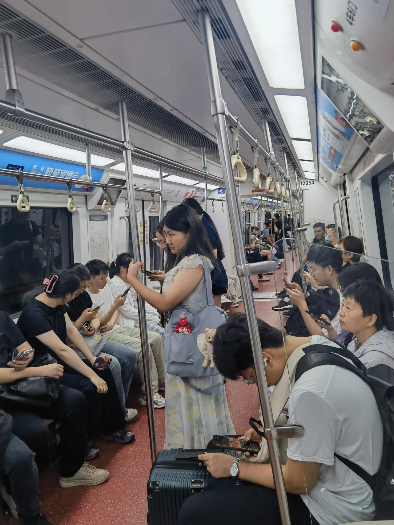 今天分别乘坐西安地铁8、2号线，为什么体验感不大一样？虽说2号线建于十几年前，按