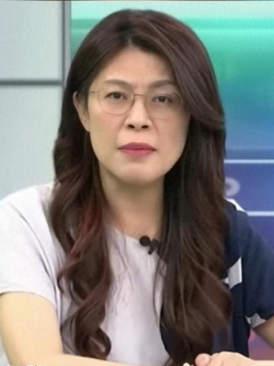 郑丽文之所以迅速崛起，关键在她演讲从不用稿，却能字字珠玑，句句入心。她精准把握