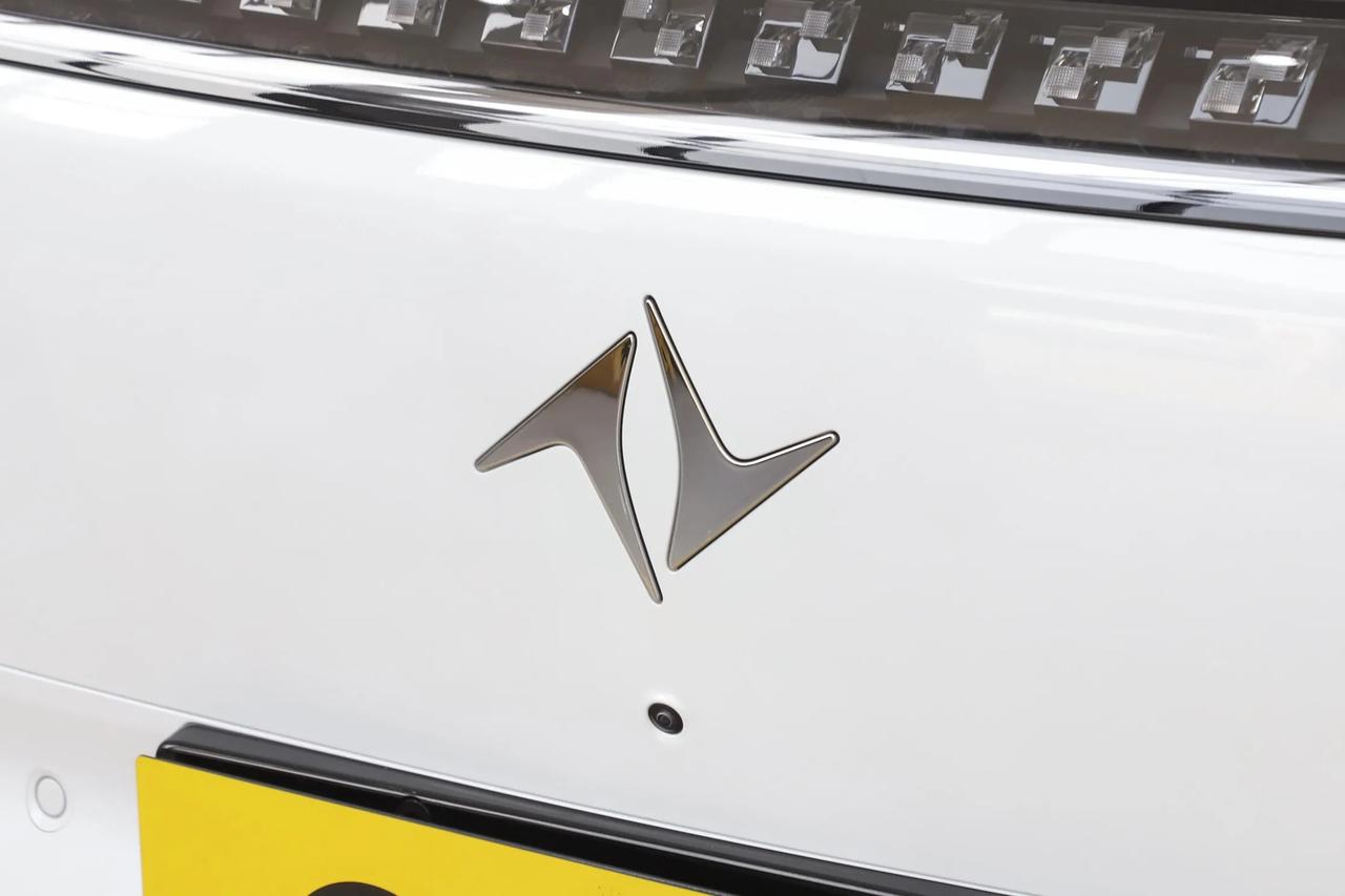 微变异的东风双飞燕车标7——东风奕派。当前纳米系列已经并入东风奕派品牌，也就是