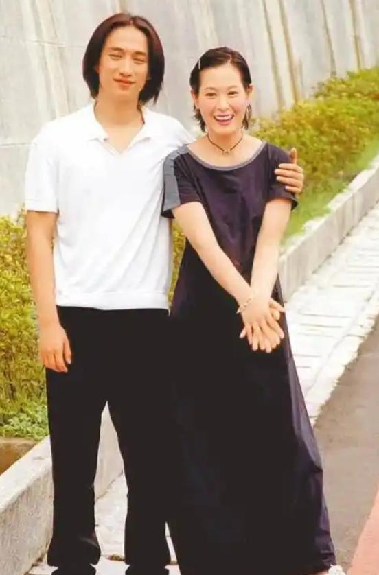 41岁的刘若英嫁给了身价过亿的钟小江，提出三个特殊条件。结婚前，刘若英对钟小