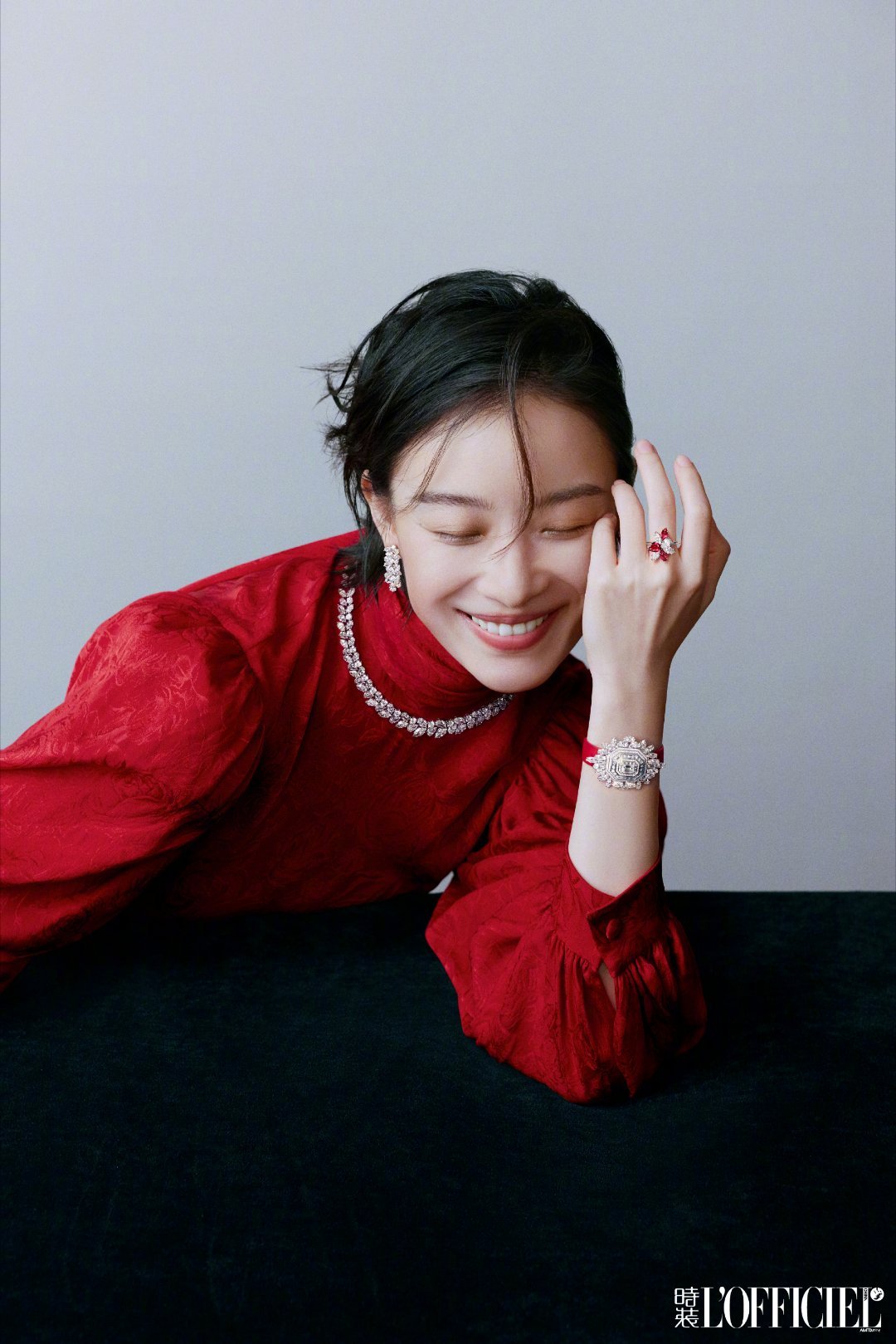 十二月封面与闭年刊里的倪妮，是风格的多面手。无论是简约廓形的大气演绎，还是细节设