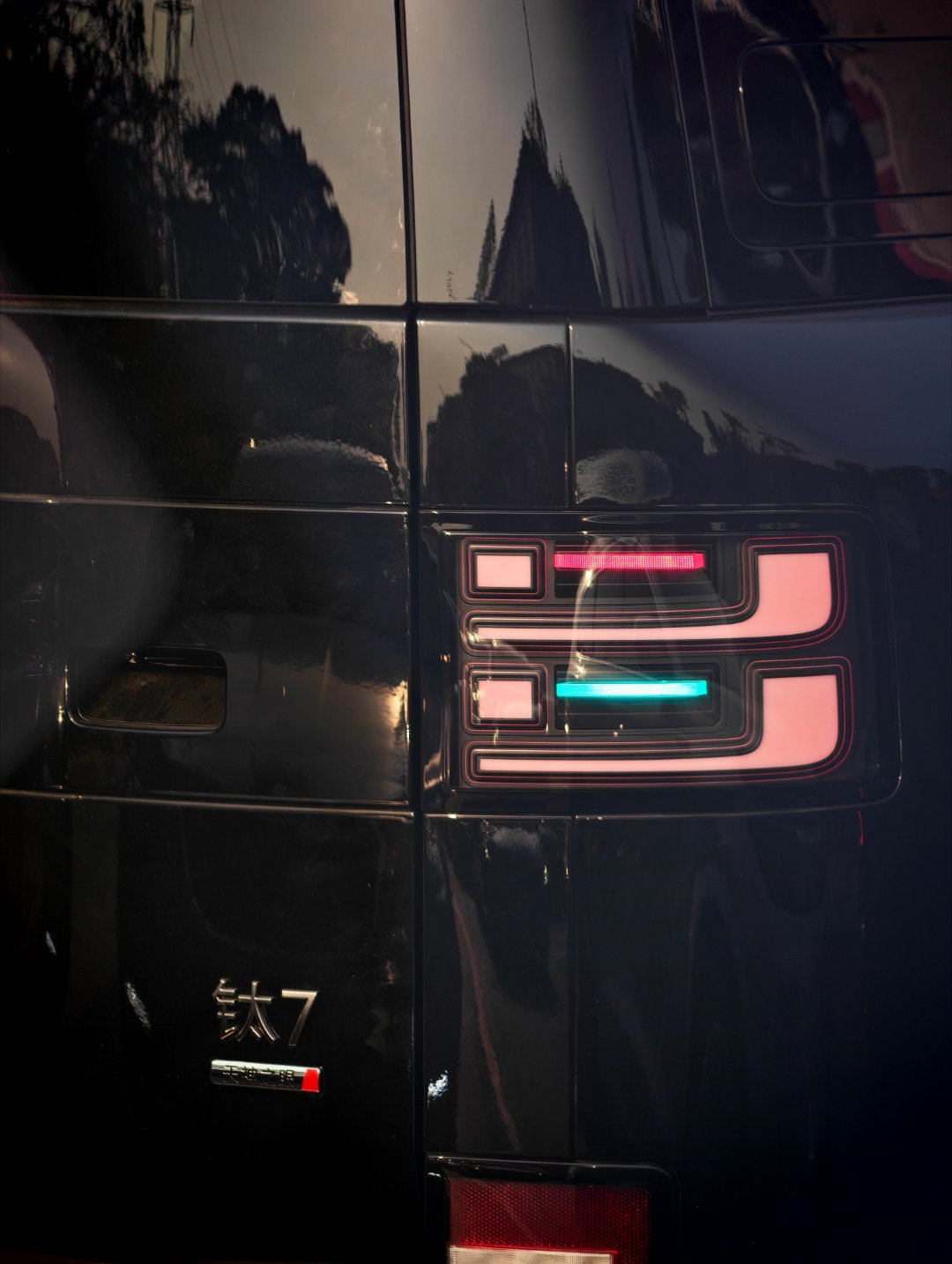 比亚迪的天神之眼近来的进步也是非常大的，口碑越来越好，路上看到亮着小蓝灯的频率也