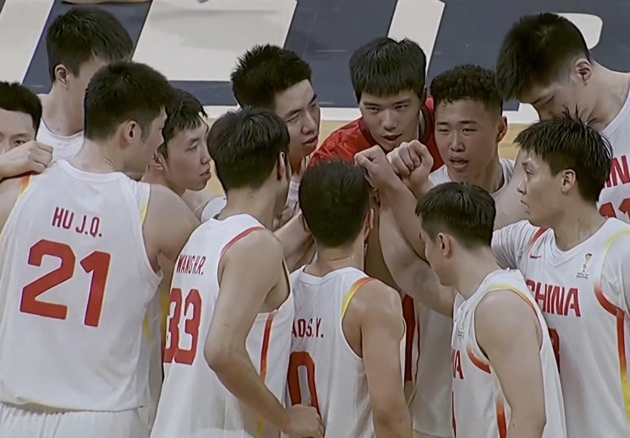 男篮两场逆转比赛的九大功臣，论功行赏，贡献最大的是这哥仨：9，李弘权——对阵台