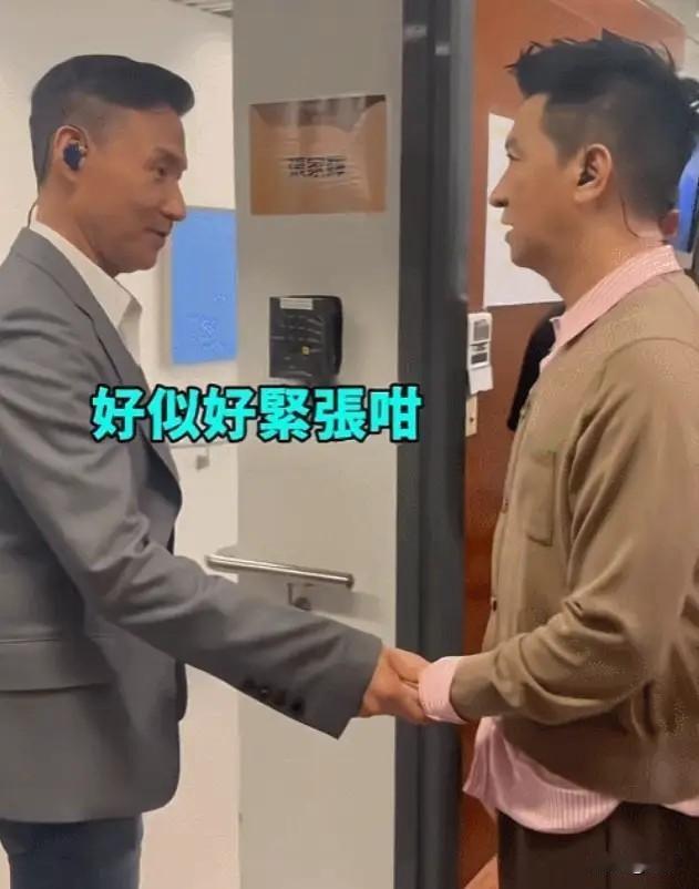 胡枫演唱会封神一幕！张家辉扑抱刘德华当众开唱，港圈人情味彻底破防胡枫演唱会