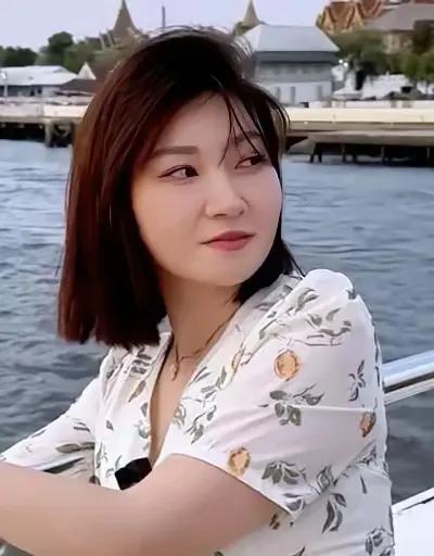 我只同情王暖暖的遭遇，但不同情她这个人，因为站在任何一个正常普通人的角度看，她都