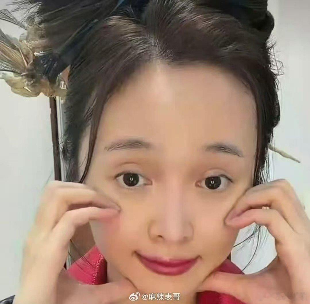 没认出来这是吴宣仪吴宣仪变样了吴宣仪成立个人工作室，不漏牙一下子没有认出来…老
