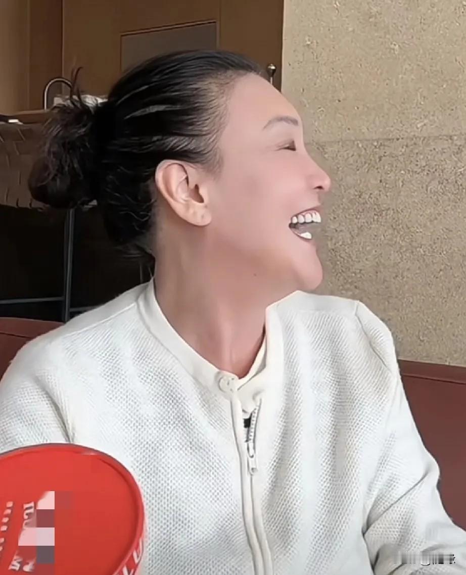 笑死了！张兰把小箖箖逗急眼了！她在直播，小箖箖在跟同学视频，同学问在哪，有点