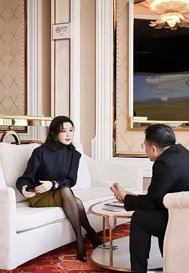 关之琳都63了，看着却像23，尤其是这黑丝袜一穿