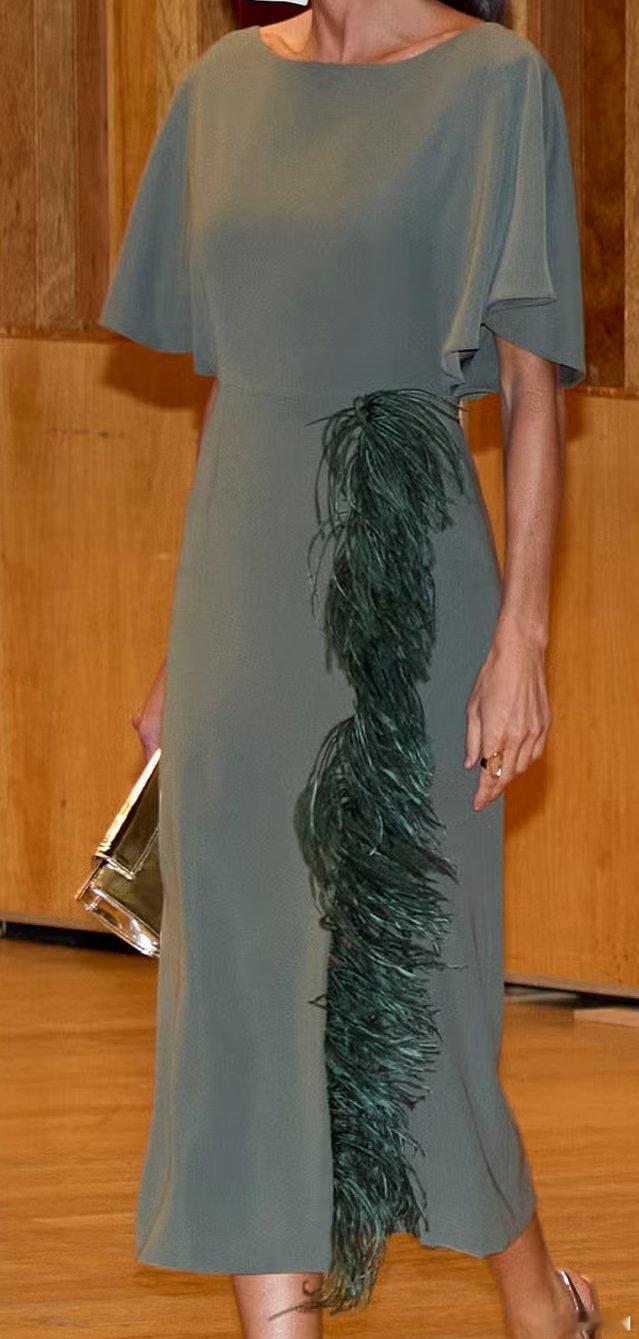 🇪🇸🇨🇳11月11日，莱蒂齐亚王后出席晚宴的裙子绿色羽毛连衣裙最早出现于