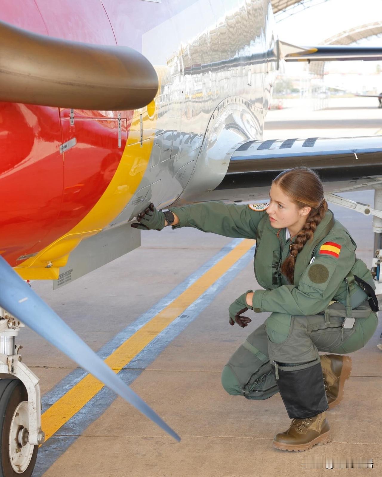 莱昂诺尔公主首飞也太飒了吧！小公主首次驾驶飞机的样子超从容，教练坐身后保驾
