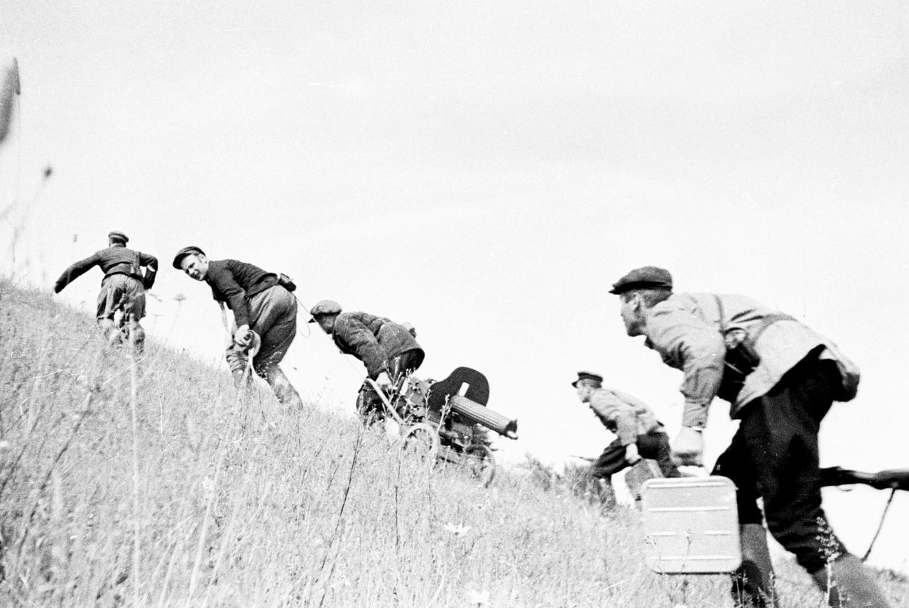 工业国就是好啊，游击队都能有重机枪——1942年，列宁格勒游击旅某小分队的战士