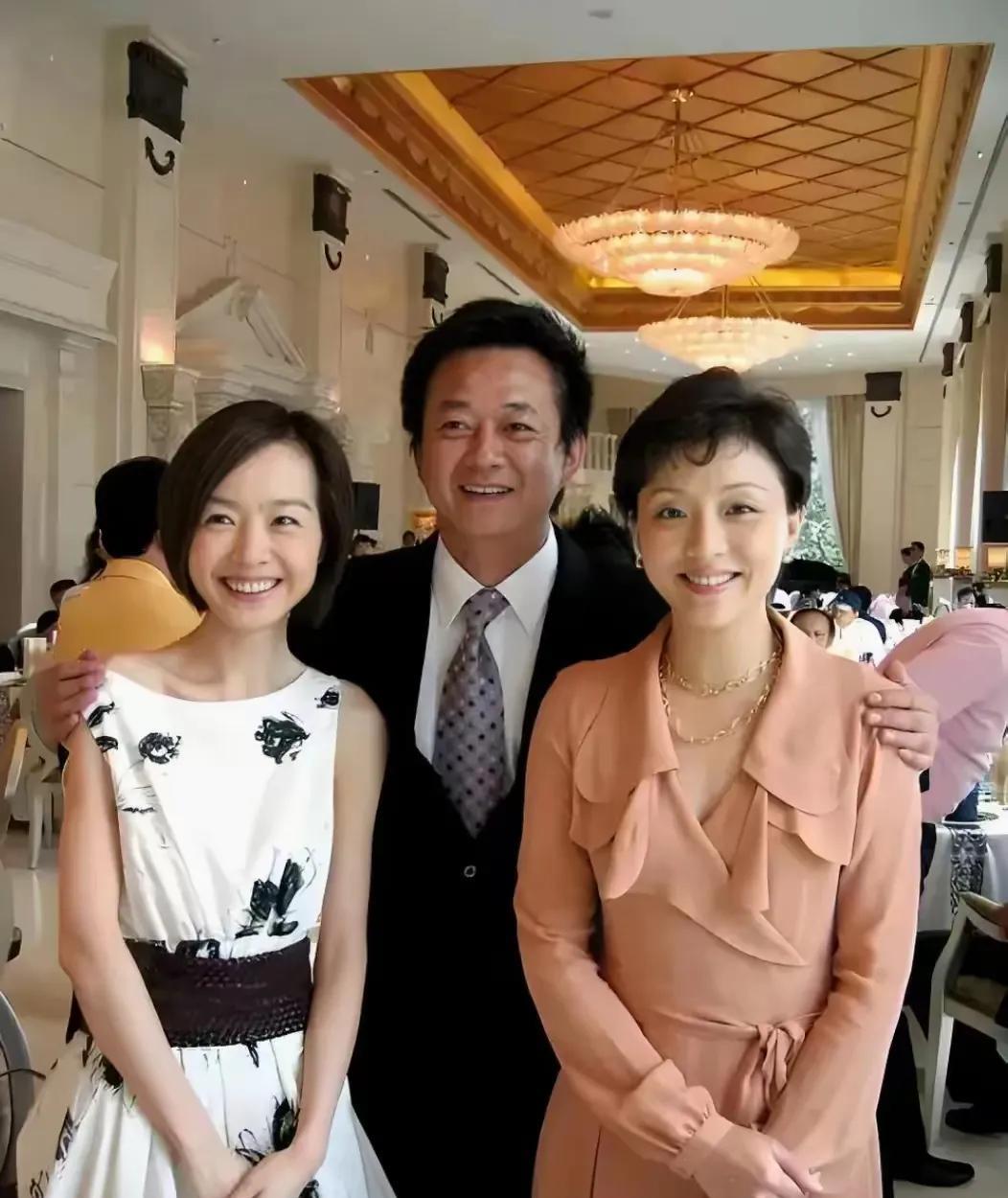 杨澜和鲁豫中间的这位男士是谁？他穿着蓝色的西装，打着领带，特别精神。杨澜笑容很