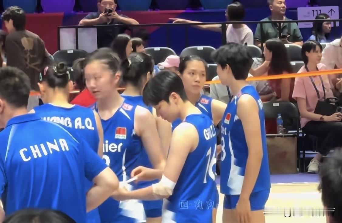 团结友爱又和谐的中国女排！昨晚输给多米尼加女排赛后，年轻队员们坐在一块复盘比赛，