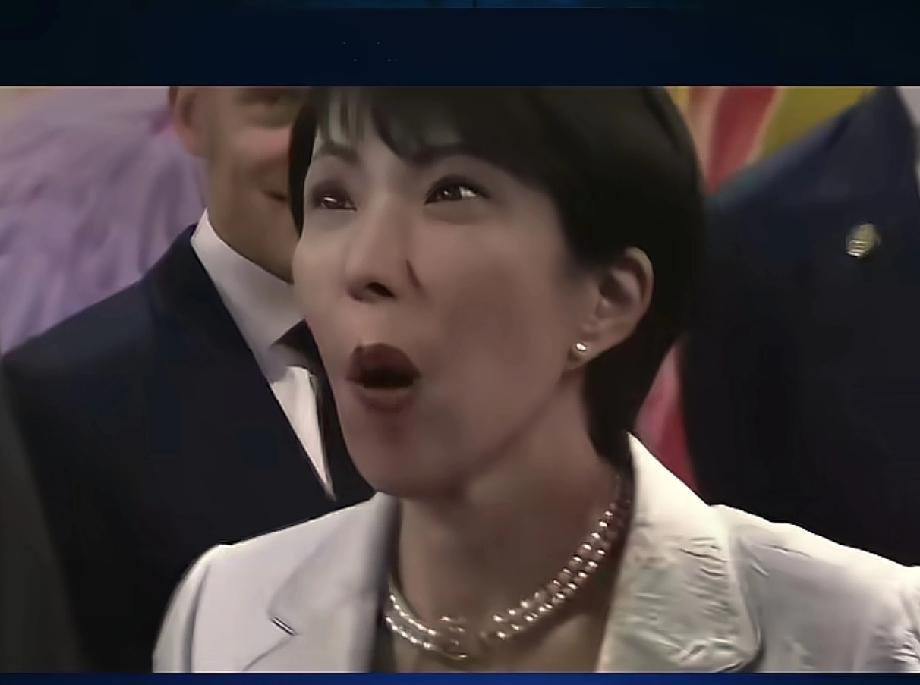 果然人在尴尬的时候，真的很会装！高市早苗对着镜头喊着要跟咱们“敞开心扉聊一聊”