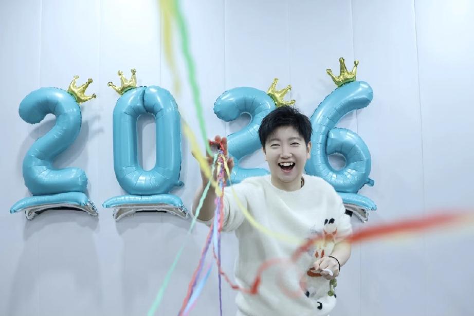 新的一年，带着热爱继续出发！祝大家春节快乐！莎莎的笑容灿烂纯粹干净阳光莎莎