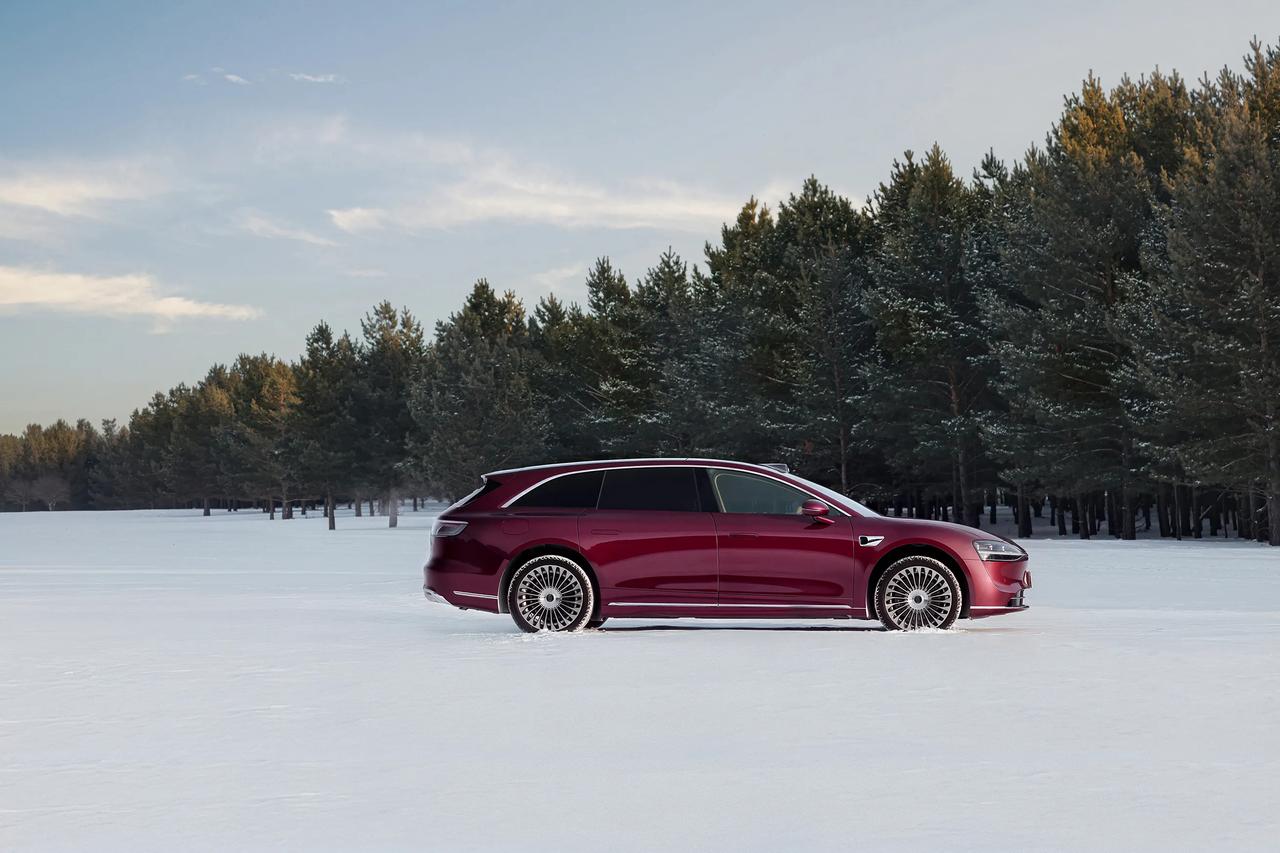 2026年智能汽车市场竞争白热化，鸿蒙智行却底气十足，喊出“不客气”的战略口号，