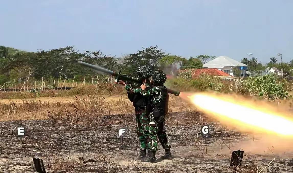 8小时生死对决！红旗12硬撼F-16，柬军5千发火箭弹绝地翻盘一场持续8小