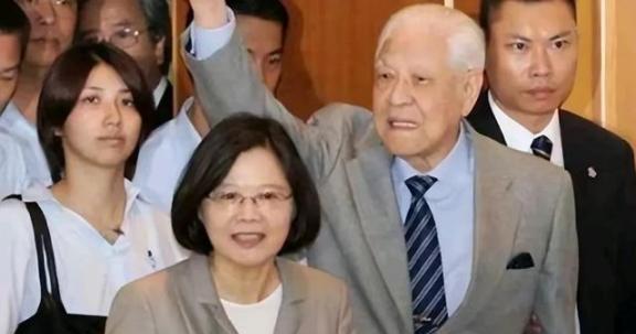 台湾一些台独分子，开始逃离台湾，他们转移家产，私密买下黄金，想长期移民海外。 