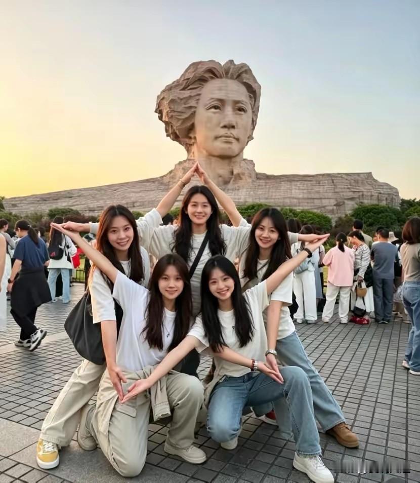 橘子洲这波创意，被大学生玩明白了！同样是打卡橘子洲，有人只会站在雕像前比耶