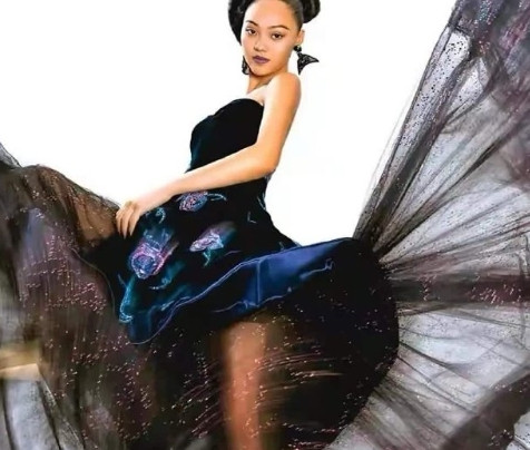 利智大女儿的时尚大片，眉眼中有几分母亲的影子，这次她这妆容打扮好特别哦，还挺欧美