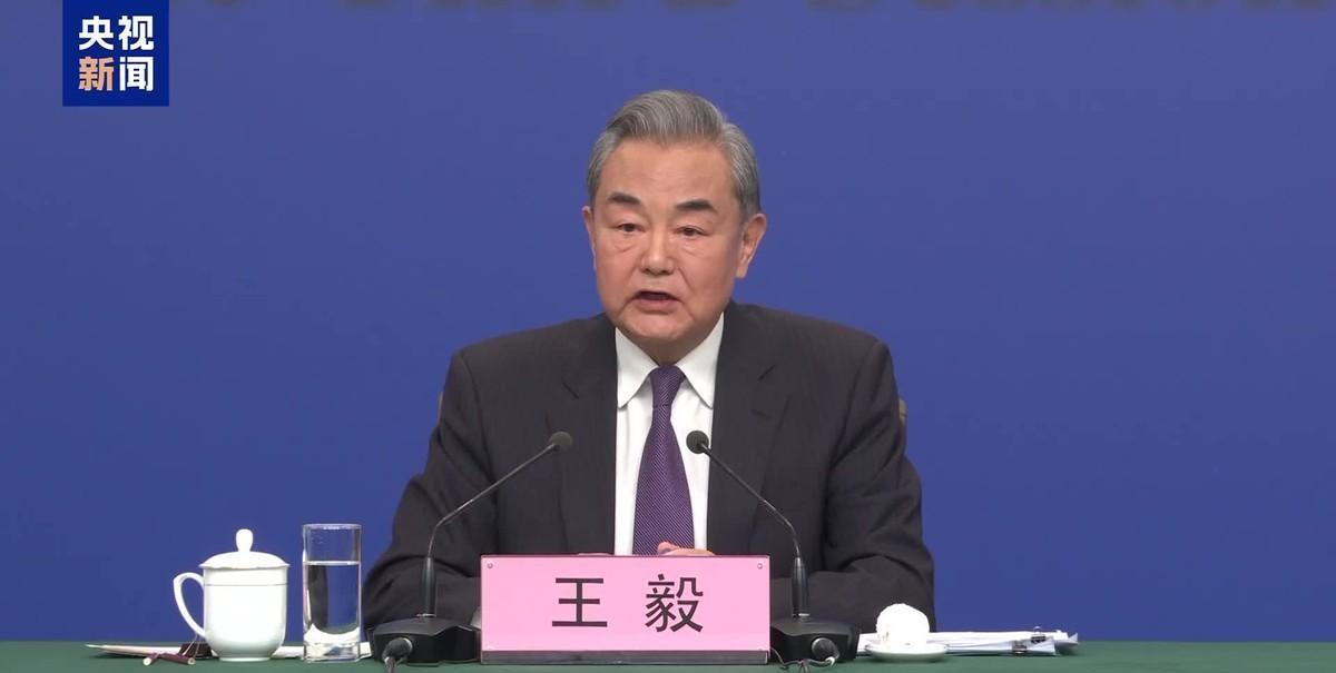 记者提问，是否担心美俄越走越近？王毅外长回答赢得一片掌声，网友表示：王毅外长说：