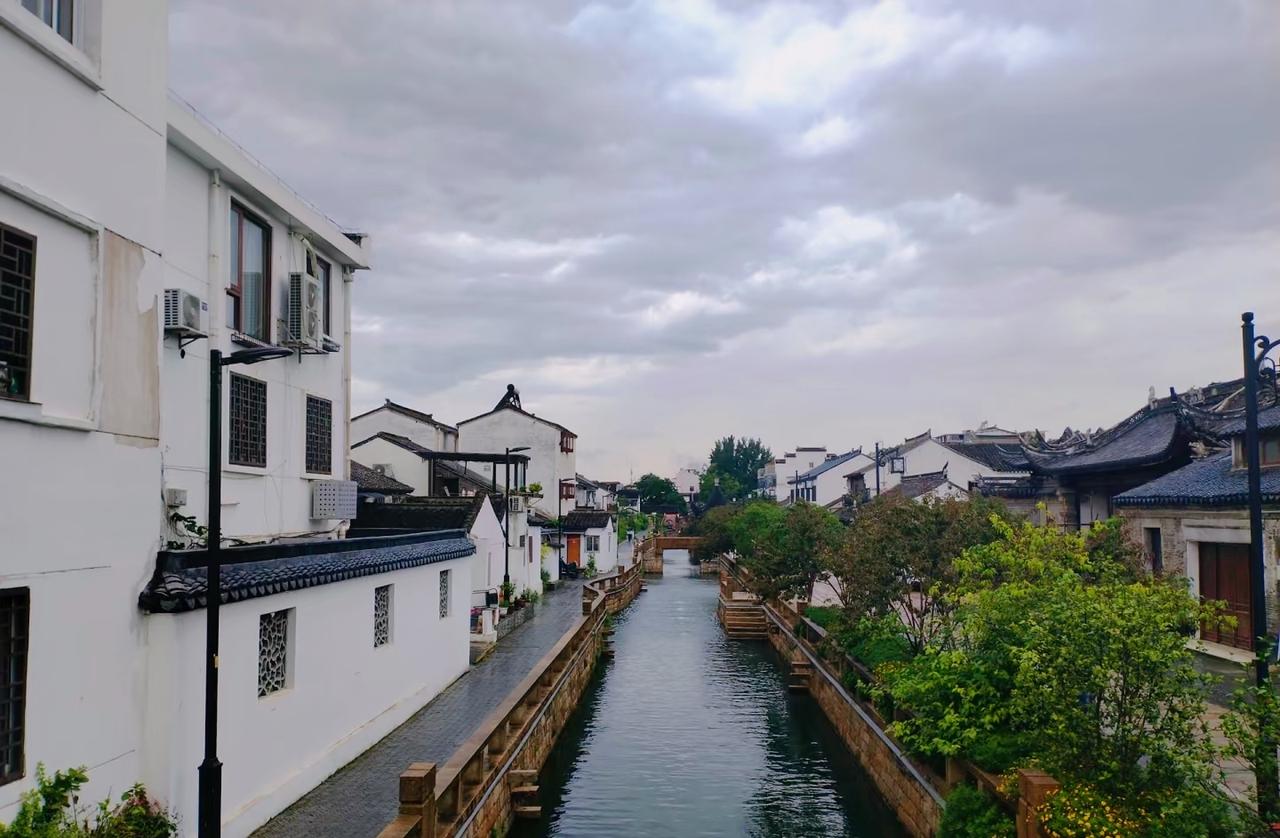 ：）出轨的人其实挺可怜的，出轨偷人是三观不正，偷不到人是五官不正。男人出轨为性