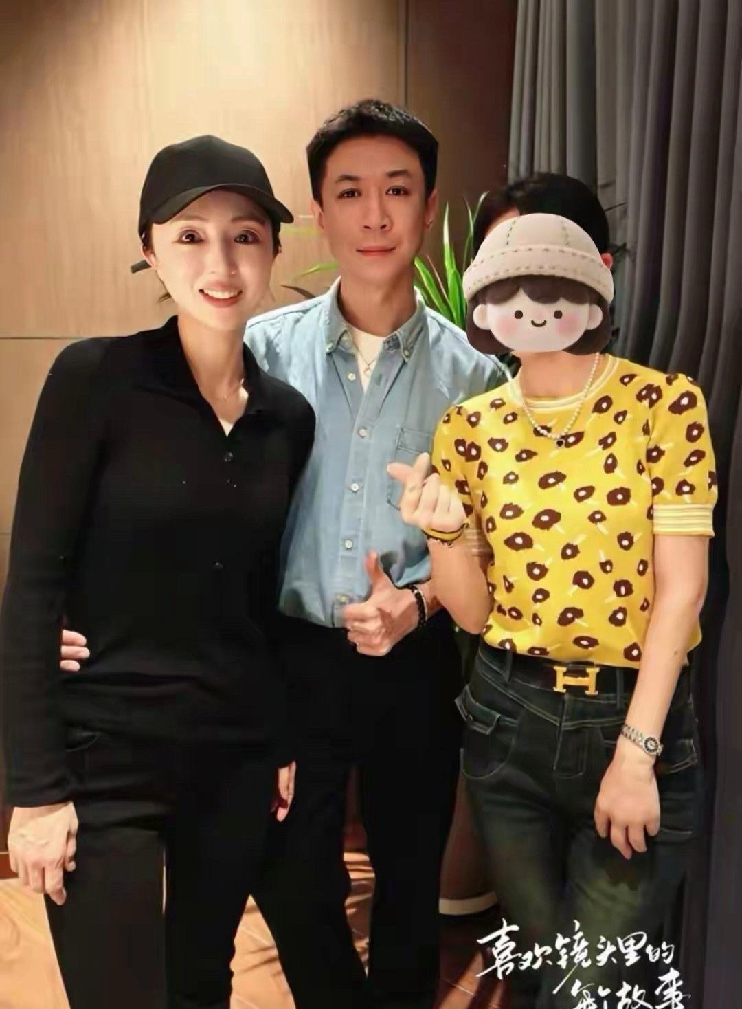 董璇带着老公女儿一起和亲友聚餐，张维伊从背后抱着她的腰，夫妻俩看起来好恩爱。