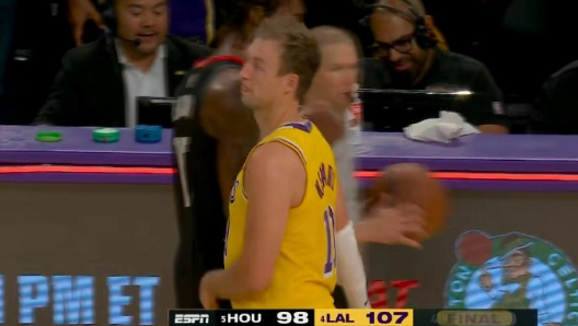 肯纳德爆发27分，湖人107-98拿下开门红，系列赛比分1-0领先。肯纳德27