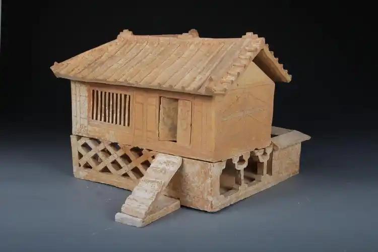 汉代民居针对潮湿环境形成了一套完整的防御体系，通过抬高台基隔绝地气、构造隔湿层阻