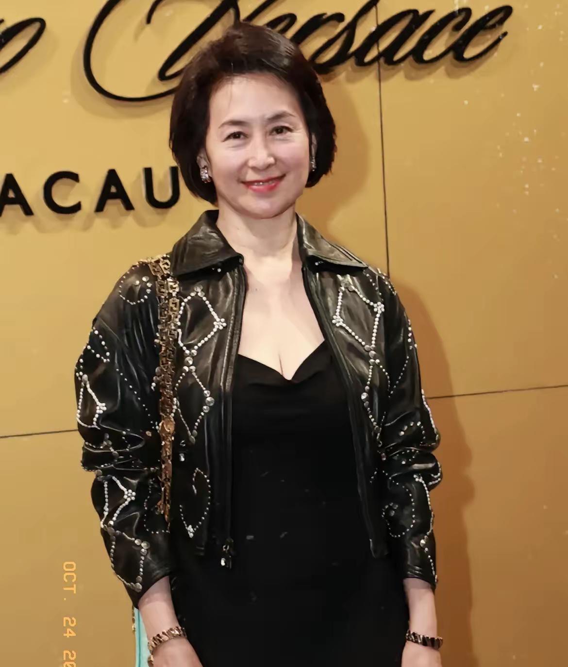 我有种预感,何家气数已尽,何超琼已经64岁了,后辈想要撑起何家门第都很难。