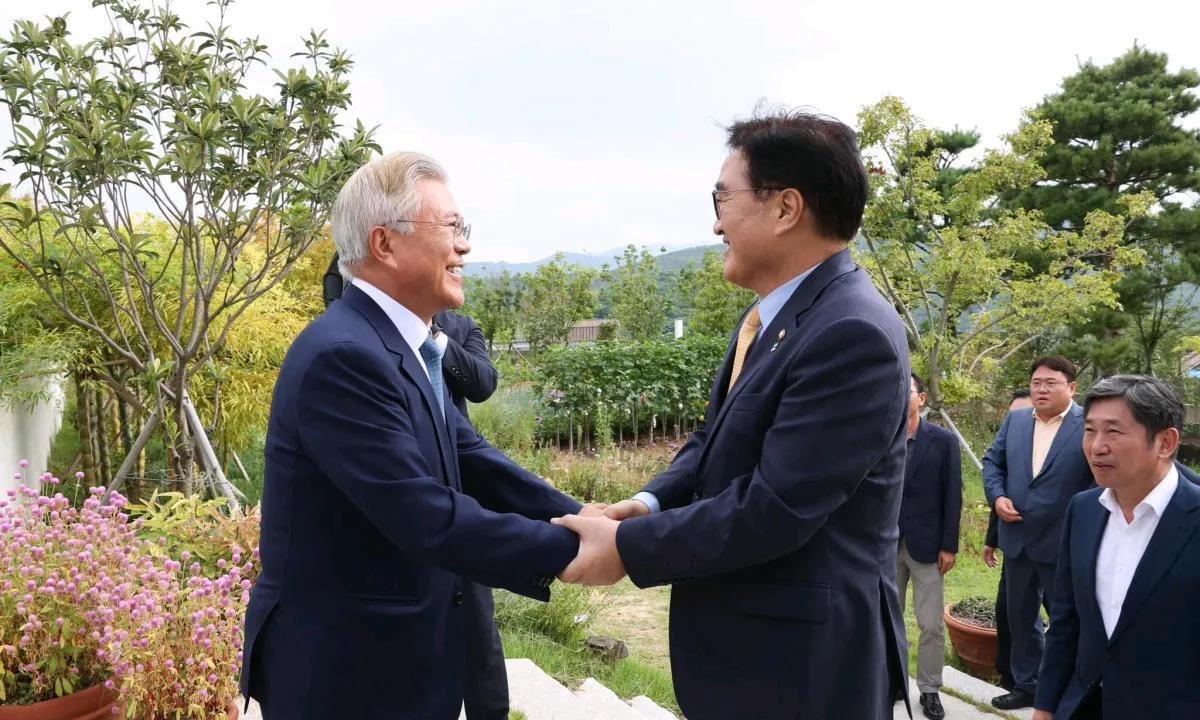 韩国媒体消息，近日韩国国会议长禹元植会见前总统文在寅，表达了对检方调查文在寅一家